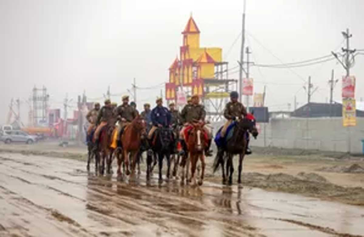 महाकुंभ में सुरक्षा बढ़ी, पुलिस सतर्क, 4 विदेशियों से पूछताछ महाकुंभ में सुरक्षा बढ़ी, पुलिस सतर्क, 4 विदेशियों से पूछताछ